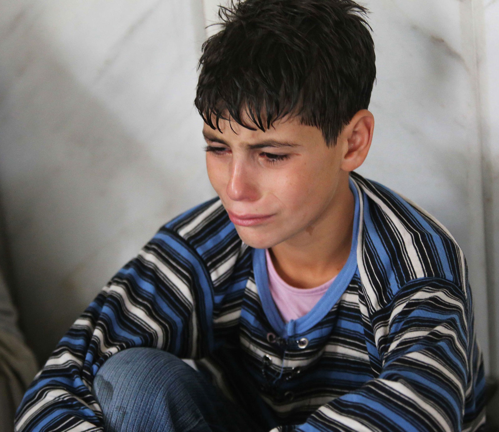 Weinender syrischer Junge nach einem Gasangriff (2013)